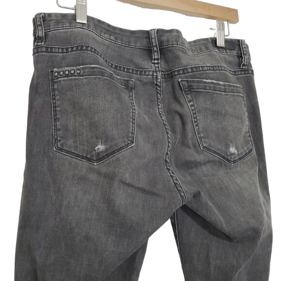 BlankNYC | Distressed Gray Skinny Jeans - Picture 7 of 12